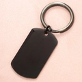 Portachiavi con piastrina militare nera opaca in acciaio inox su sfondo rosa testurizzato - Nero