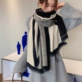 Dettaglio di sciarpa in maglia con motivi geometrici nero, grigio, beige e cuciture - Consistenza In finto Cashmere / Patchwork Nero Grigio Beige