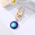 Detailaufnahme von Evil Eye Schlüsselanhänger mit blauem Emaille und Goldkarabiner - Emaille Rund Blaues Auge