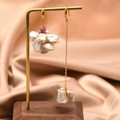 Asymmetrische Barockperlenohrringe mit rosa Stein und goldenen Kettasten - Asymmetrische Blumenohrringe