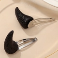 Dettaglio di fermagli per capelli a corna di diavolo neri glitterati con clip in metallo - Coppia di fermagli BB con corna da diavolo nere glitterate