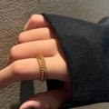 Eleganter goldfarbener geflochtener Ring mit gewebter Textur am Finger in minimalistischem Stil - Goldener Gewebter Texturstil (TJZ389)