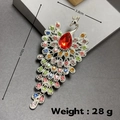 Dimensioni dettagliate della spilla a pavone con altezza 10cm e larghezza 3,8cm su grigio - Argento / Rosso