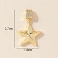 Dettaglio del ciondolo a stella dorata con zirconi incastonati, 2,7 cm per 1,8 cm - B-Stella a cinque punte