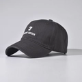 Dettaglio del ricamo '7' e 'Mount Green' su un cappellino da baseball in cotone nero - grigio scuro
