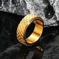 Drehbarer goldener Drachenschuppenring aus Titanstahl auf dunklem Steinhintergrund - US 8 / Gold