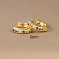 Details von 6mm 18K Gold Huggie-Ohrringen mit mehrfarbigen Regenbogen-Zirkoniasteinen - 6mm / Gold