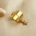 Goldener breiter offener Ring mit Seestern-Anhänger auf beigem Satinhintergrund - Goldener Seestern Offener Ring