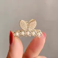 Elegante molletta per capelli a farfalla dorata con perle per uno stile vintage - Catena con orecchie di coniglio