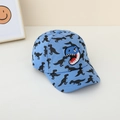Détail de la casquette enfant bleue avec silhouettes de dinosaures et broderie colorée - Imprimé Dinosaure Bleu (HY-89027)
