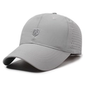 Casquette de sport grise à séchage rapide avec aérations laser et logo bouclier - Réglable / Gris clair