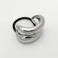 Details des silbernen Haarrings aus Metall mit schwarzem Gummiband für Pferdeschwänze - Silber