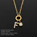 Collana in acciaio al titanio dorato con lettera F di perle e cristallo quadrato - Lettera F