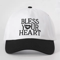 Détail de la broderie BLESS YOUR HEART et du motif lèvres sur la casquette en coton - Blanc et Noir Épissage
