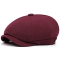 Dettaglio del berretto newsboy bordeaux con trama a coste e cinturino in pelle marrone - Regolabile / Borgogna
