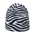 Nahaufnahme der Strickmütze mit Zebramuster, weiche Stoffstruktur und Umschlag-Design - Zebra