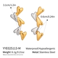 Dettaglio degli orecchini a cuore bicolore con lunghezza 3,1 cm e specifiche - Stile Bicolore Oro e Argento (YYE025113-M)