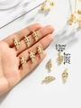 Dettaglio ciondolo a foglia dorata con strass bianchi, dimensioni 2,1 cm per 0,9 cm - Ciondolo a Foglia / Oro