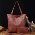 Détail d'un sac cabas en cuir vintage marron avec poche avant et pochette assortie - Ensemble 2-en-1 avec Fermeture / Auburn/Brun-Rouge