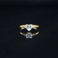 Anillo elegante de oro con moissanita de corazón sobre superficie negra reflectante - US 5 / Dorado