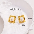 Détail de boucles d'oreilles perles dorées 18k texture lave avec dimensions 15mm x 14mm - Clous d'Oreilles Perles Texturées Carrées (Style 7)