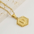 Gouden roestvrijstalen ketting met een zeshoekige hanger letter D en kralenrand detail - Goud D