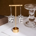 Drielaagse zilveren bloemoorbellen met matte metalen textuur op een gouden standaard - Bloem / Zilver