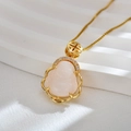 Vergoldete Halskette mit lachendem Buddha-Anhänger aus rosa Chalzedon und Zirkonia - Weißer Buddha / Milchweiß