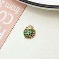 Gros plan d'un pendentif pomme en zircons verts plaqué or pour création bijoux - Pomme Vert