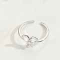 Detailansicht des silbernen Schleifenrings mit Diamantakzenten und verstellbarem Band - Zirkonia Schleife / Silber