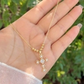 Macro della collana a croce in oro 18 carati con perle di conchiglia e zircone centrale - Lettera Bianca A