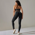 Détail de l'ensemble de yoga noir côtelé avec soutien-gorge croisé et legging taille haute - S / Noir