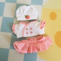 Dreiteiliges Puppen-Kochoutfit mit Erdbeerhut und rosa kariertem Rock-Set - Passend für 17cm Puppe / Erdbeer-Kochoutfit (3-teiliges Set) / Weiß/Rosa