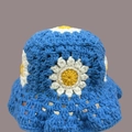 Handgemachter Häkel-Fischerhut in Blau mit weißen Gänseblümchen-Mustern im Retro-Stil - M (56-58cm) / Blauer Gänseblümchen-Hut