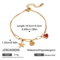 Detalle de pulsera de acero inoxidable chapada en oro de 18k con dijes de estrellas - Estilo Corazón Rojo Estrella de Mar (JDB2408006)