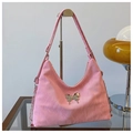 Detalle de bolso de hombro rosa en cuero PU plisado con lazo metálico y correa de cadena - Rosa