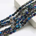 Dettaglio macro di perle di vetro intrecciate 10x12mm per creazione gioielli DIY - Mezzo Blu Multicolore Interno