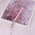 Rosa Make-up-Pinsel mit Silberzwinge und weichen Ombré-Borsten in Plastiktüte - Einzelner Lidschattenpinsel