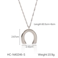 Dettaglio del ciondolo a ferro di cavallo a forma di U in argento con catena intrecciata - Collana a Ferro di Cavallo a Forma di U Argentata (HC-N40246-S)