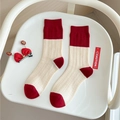 Festliche rote und cremeweiße Strick-Crew-Socken mit klassischer vertikaler Streifentextur - Color Block