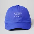 Casquette de baseball bleu roi avec broderie blanche People Over Profit et sangle réglable - Taille unique / Bleu Royal