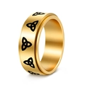 Detail eines drehbaren goldenen Titanrings mit schwarzem keltischem Triquetra Knoten - US 8 / Gold