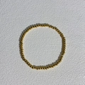 Bracciale minimalista con perline in acciaio inossidabile dorato su superficie bianca - Sfera 3mm / Oro