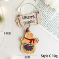 Ξύλινο κρεμαστό στολίδι μπισκοτάνθρωπος Welcome Friends για το χριστουγεννιάτικο δέντρο - Στυλ Γ (Κόκκινο Καπέλο + Κασκόλ + Καρδιά Τσέπη)