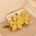 Goldene Blumenstecker mit gewellter Bürstenstruktur auf einer Schmuck-Displaykarte - Gold Große Blume (17)
