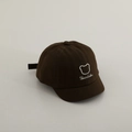 Vue détaillée d'une casquette bébé marron avec broderie d'ours et texte shuaikuku brodé - 48-50cm 1-2 Ans / Marron