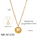 Detailansicht der goldenen Edelstahl-Perlenkette mit 14mm Perlmutthänger und Maßen - Gold Unregelmäßiger Runder Perlmutt Anhänger (NB-N1335)