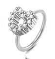 Gedetailleerde close-up van een zilveren hartring met fonkelende witte kristallen - Hol Hart Pavé / Zilver