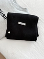 Sciarpa nera in maglia di lana con etichetta fatta a mano e dettaglio in metallo - 160*25cm / Nero