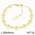 Gouden armband met bloemschakels, ronde groene edelstenen en een kleine veren bedeltje - Groen (KB210350-GC)
